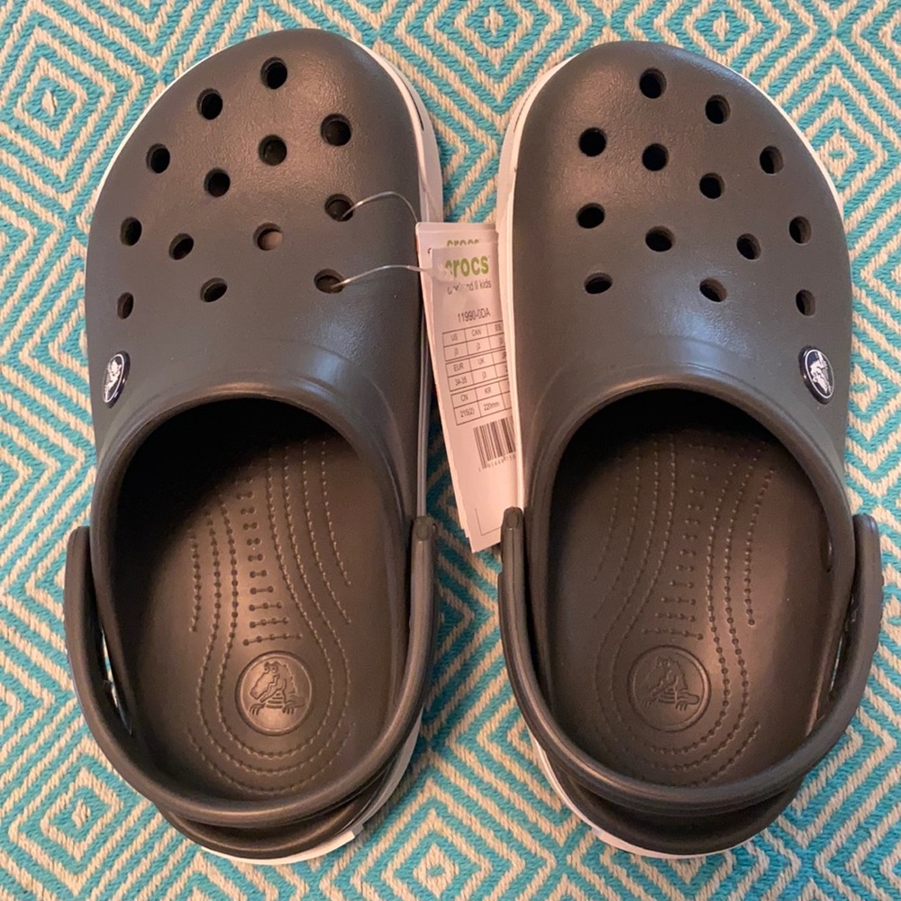 🤍NWT GRAY CROCS FOR KIDS SZ J3🤍